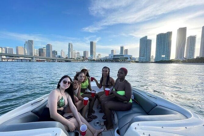 26 Ft Boat, Miami Bay Tour for 2 or 4 hours. 10 people - What Makes This Tour Stand Out