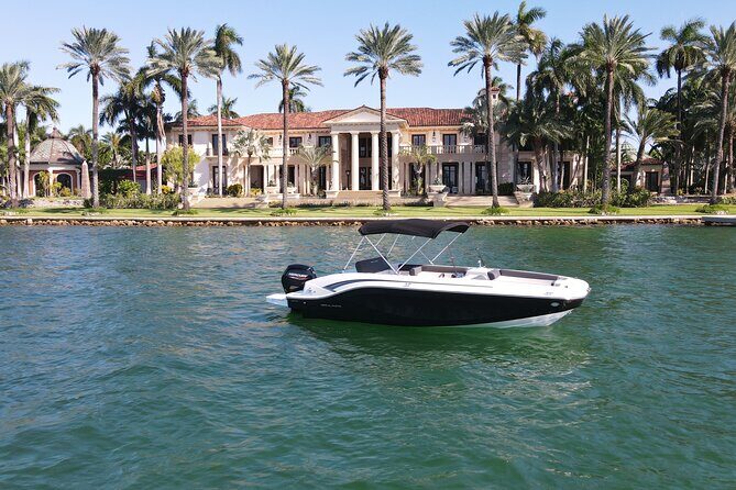 2Hr Private Boat Tour Miami Beach, Captain & Champagne, & Sandbar - The Experience of the Guide and Crew