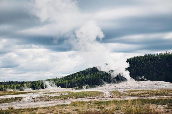 6-Mile Geyser Hiking Tour in Yellowstone with Lunch - Key Points