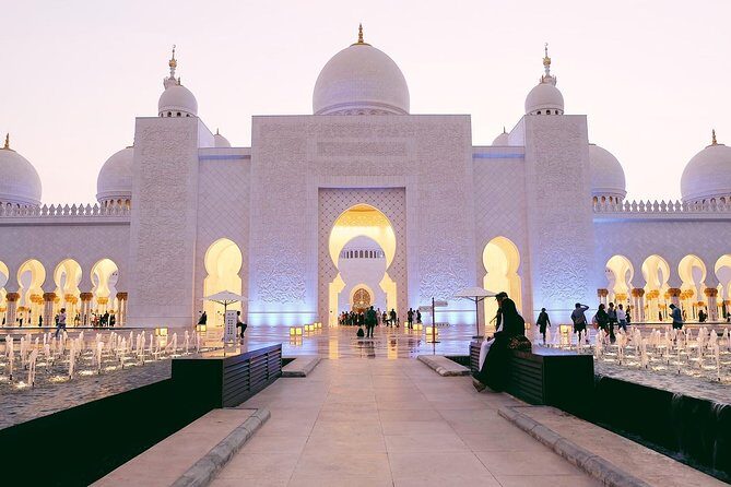 Abu Dhabi City Tour, Grand Mosque, Emirates Palace & The Louvre - The Guide and Group Dynamics