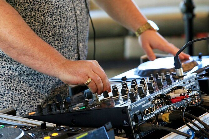 Baltimore Signature Bottomless Mimosa Brunch Cruise - Entertainment and Atmosphere: Making It Fun