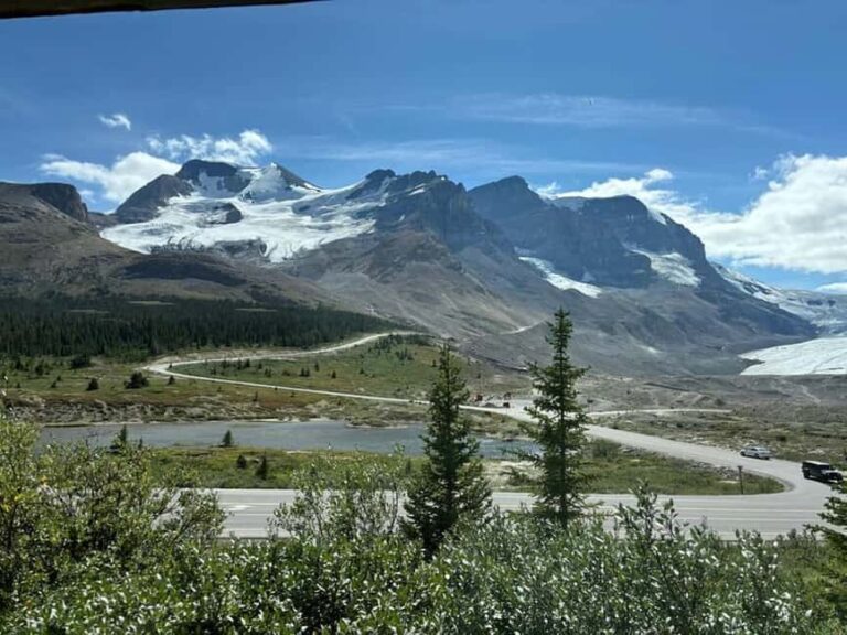 Banff and Jasper National Parks: Tour with Transport - Lake Louise: The Jewel of the Rockies