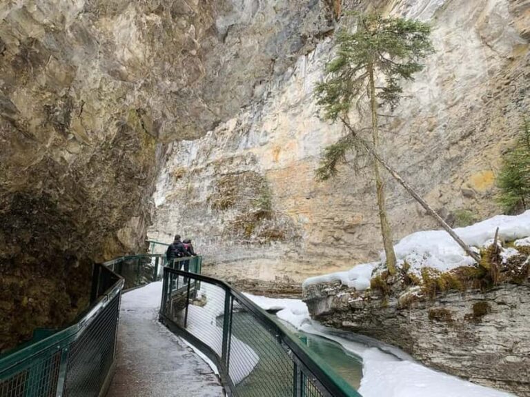 Banff : Lake Louise, Moraine, Emerald & Johnston Canyon tour - The Value of the Tour: Breaking Down the Cost