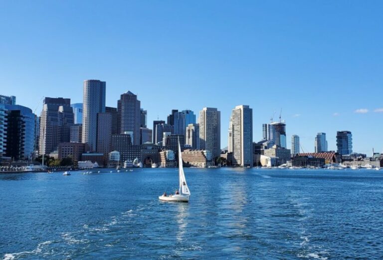 Boston: Dog-Friendly Halloween Costume & Sightseeing Cruise - Food and Beverage Options