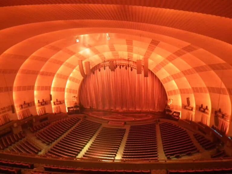 Brooklyn: Movie Locations Guided Tour with Entry Ticket - Transportation, Group Size, and Overall Value