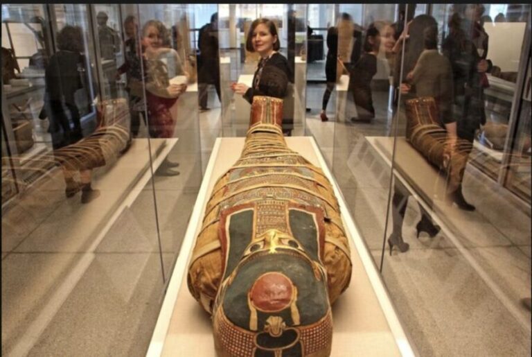 Cairo: Private Giza Pyramids, Egyptian Museum, & Bazaar Tour - Transportation and Group Size