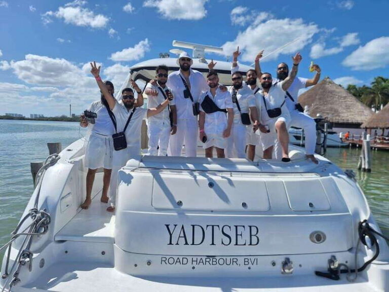 Cancun private yacht Sea Ray Sundancer 60 feet - Who Will Love This Tour?