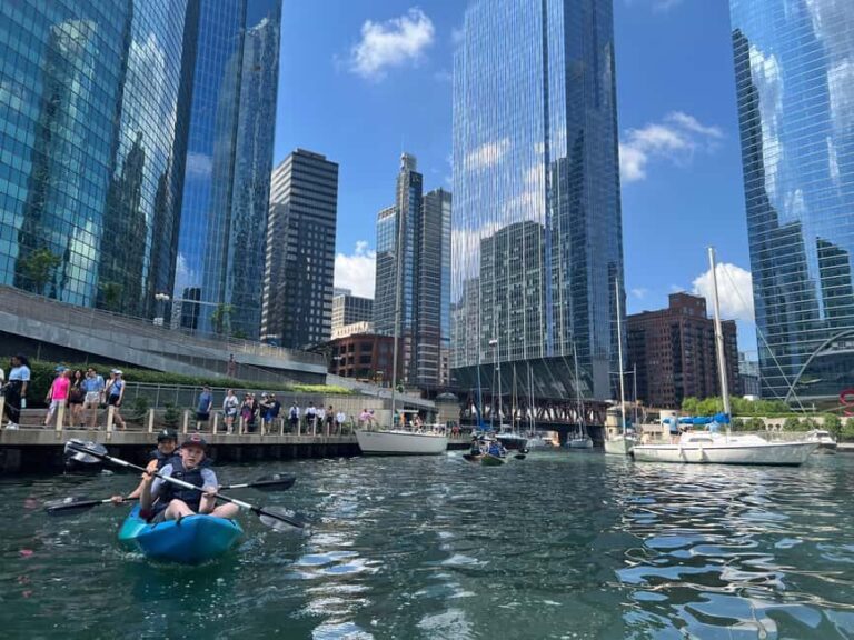 Chicago: Characters and Cons Guided Kayak Tour - FAQ