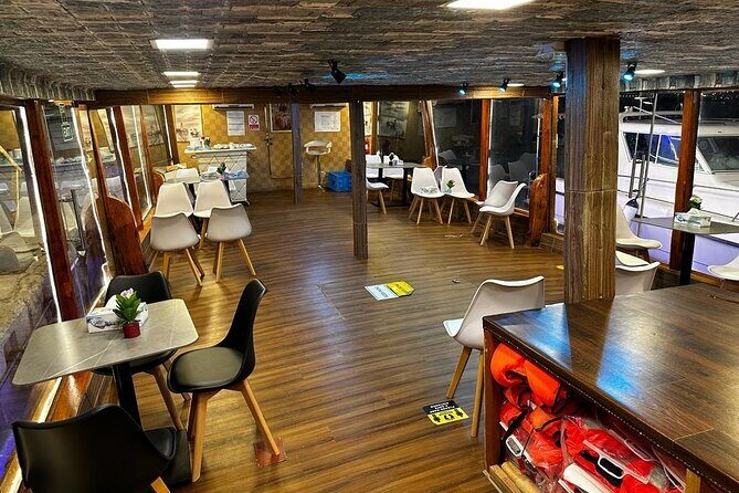 Dhow Cruise with Dinner and Live Entertainment at Dubai Al Seef - The Experience in Detail
