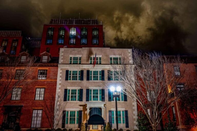 Dreaded Dead Descent of the District: DC Ghost Tour - The Guide and the Atmosphere