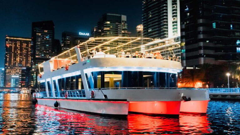 Dubai: Sunset or Dinner Cruise with Live Music & Open Bar - Who Will Love This Experience?