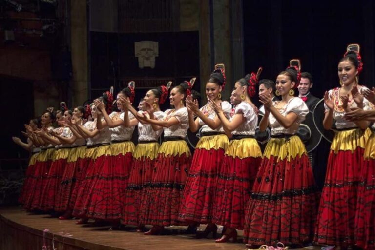 Enjoy the Folkloric Ballet at the Palacio de Bellas Artes - Who Will Love This Tour?