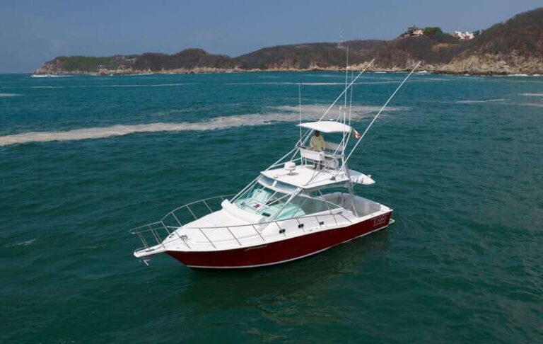 From Huatulco: Luxury yacht sportfishing - The Yacht and Equipment: Comfort and Functionality on the Water