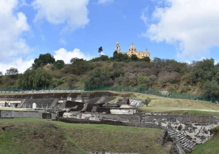 From Puebla: Cholula Pyramid and Churches all included - Santa María Tonantzintla: The Indigenous Baroque Marvel