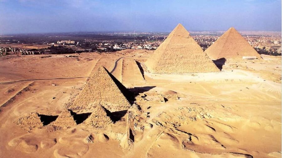 From Sokhna Port: Pyramids, Egyptian Museum & Bazaar Tour