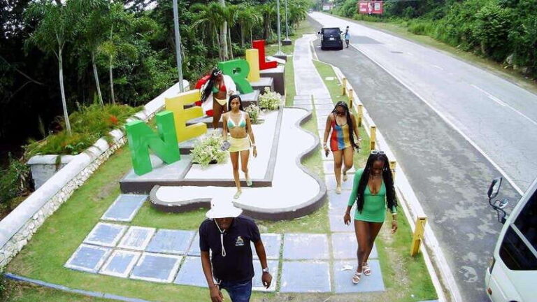 Highlights of 7 mile negril and sunset at ricks cafe - What to Expect from the Tour