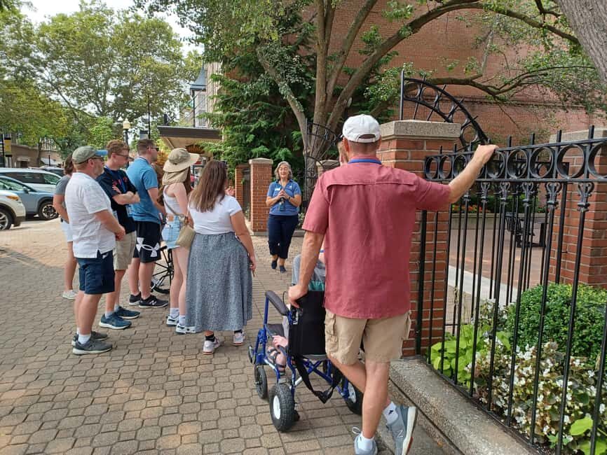 Holland, MI: Downtown Walking Tour with Food Tastings