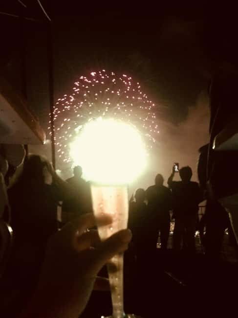 Honolulu: 1-Hour Friday Night Fireworks Cruise with Drinks - How the Tour Unfolds