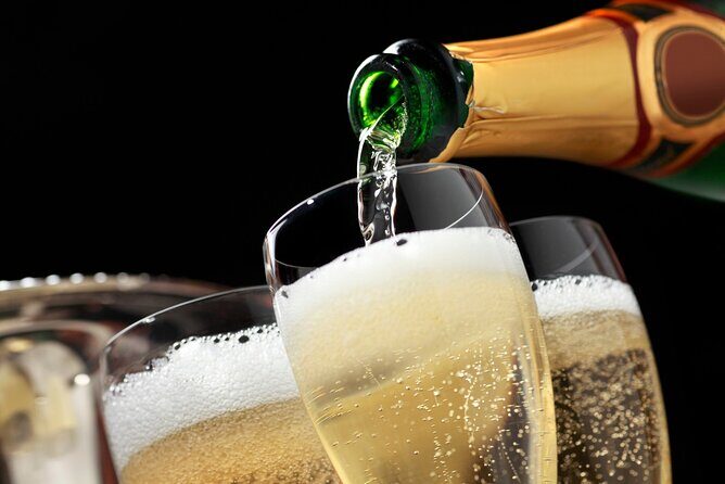 Las Vegas Strip at night like a Star with champagne by luxury limo - 3 or 5 hrs - Authentic Experiences from Fellow Travelers