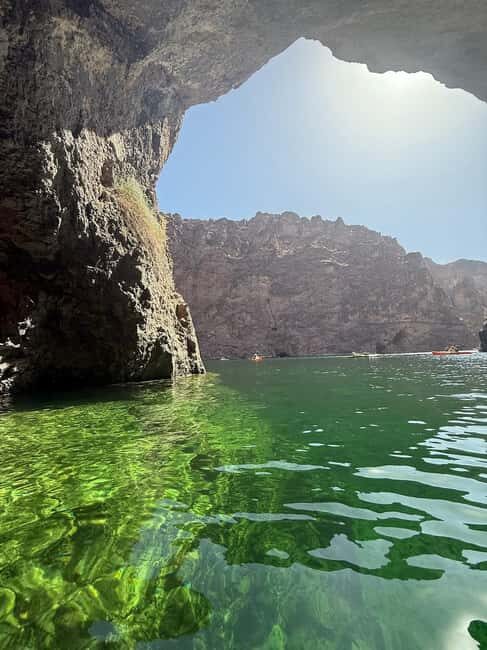 Las Vegas/Willow Beach: Guided Kayak Tour to Emerald Cave - The Experience of the Guides and the Setting