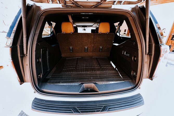 Los Cabos One Way Deluxe Suburban Transportation 5 pax - Vehicle Comfort and Features