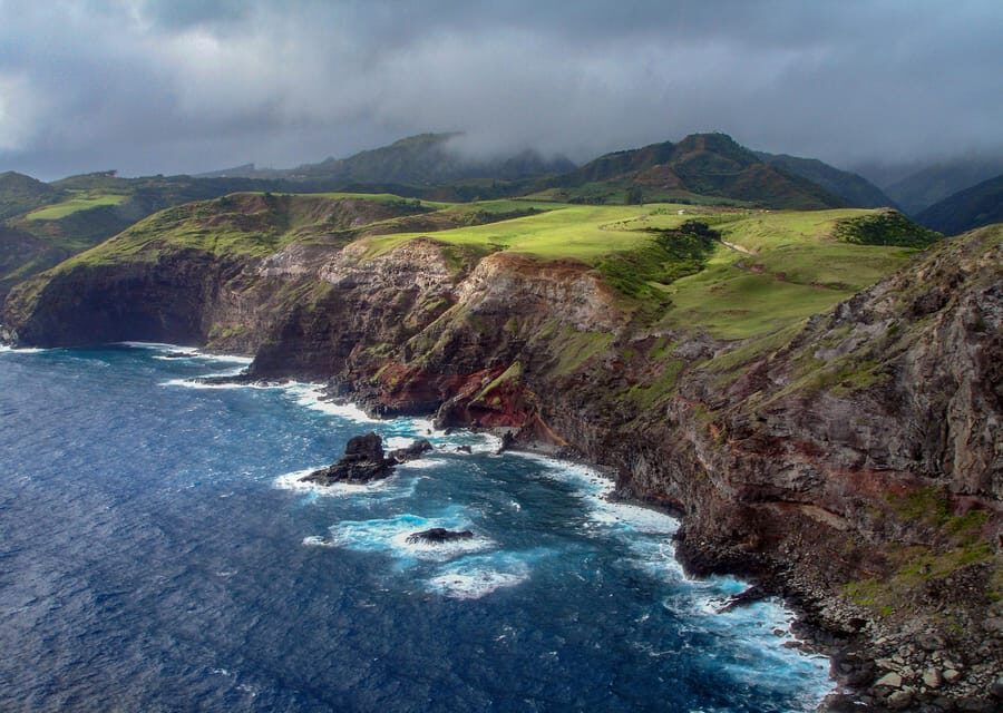 Maui: Waterfalls of West Maui and Molokai Helicopter Tour