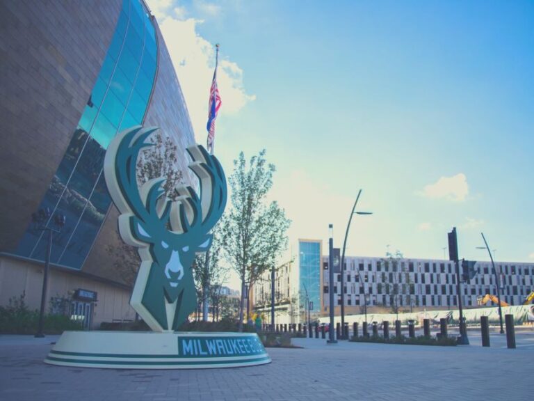 Milwaukee: Milwaukee Bucks Basketball Game Ticket - The Arena and Seating