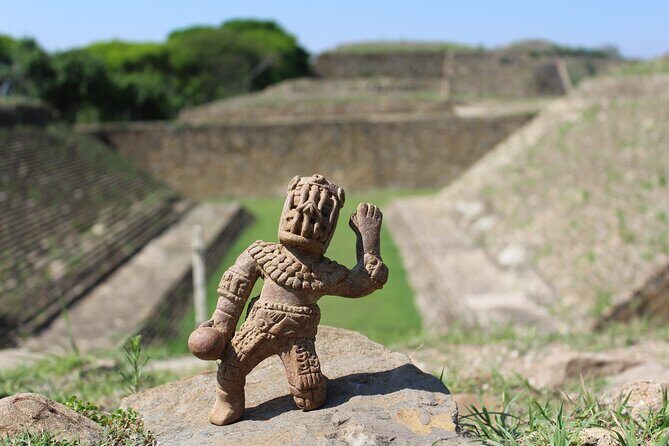 Monte Albán, Arrazola, Cuilapam y San Bartolo Coyotepec. - Artisans of Arrazola: Woodcarvings and Alebrijes