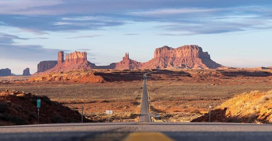 Monument Valley: Cultural Tour with Dinner and Entertainment