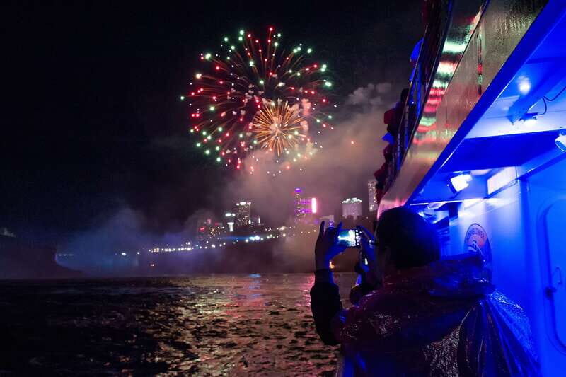 Niagara Falls, Canada: Evening Fireworks Cruise