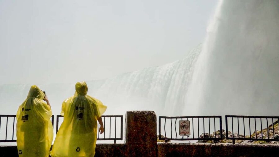 Niagara Falls: Feel the Mist Walking Tour