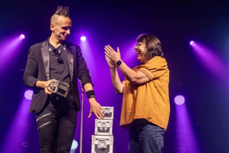 Niagara Falls, USA: Magic Theatre - Illusionist Leon Etienne - What Makes Leon Etienne Special