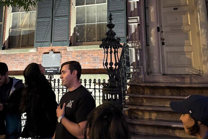 NYC Dark History Walking Tour: Ghosts, Murders, and Mafia - How the Guides Elevate the Experience