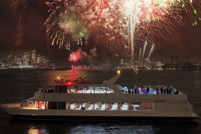 NYC New Year's Eve Dinner on Luxury Yacht with Open Bar - The Sum Up