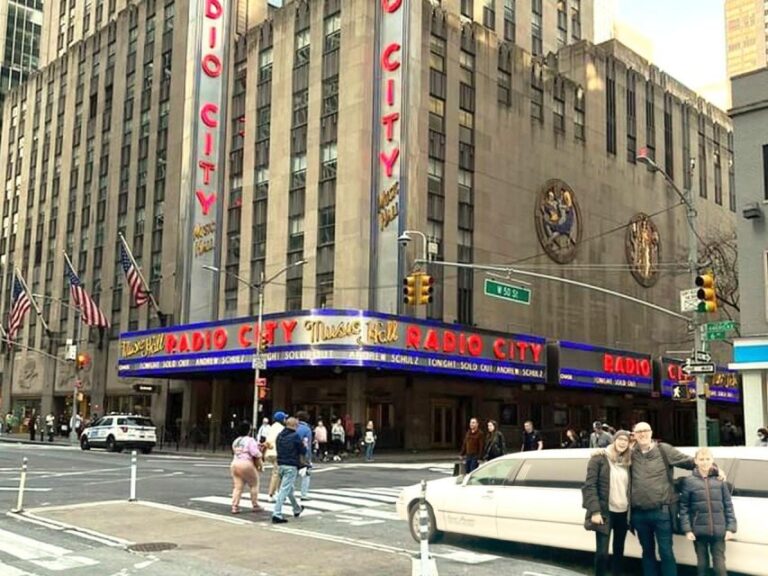 NYC: Private Home Alone 2 Stretch Limousine Tour with Pizza - Reliving the Movie in Style