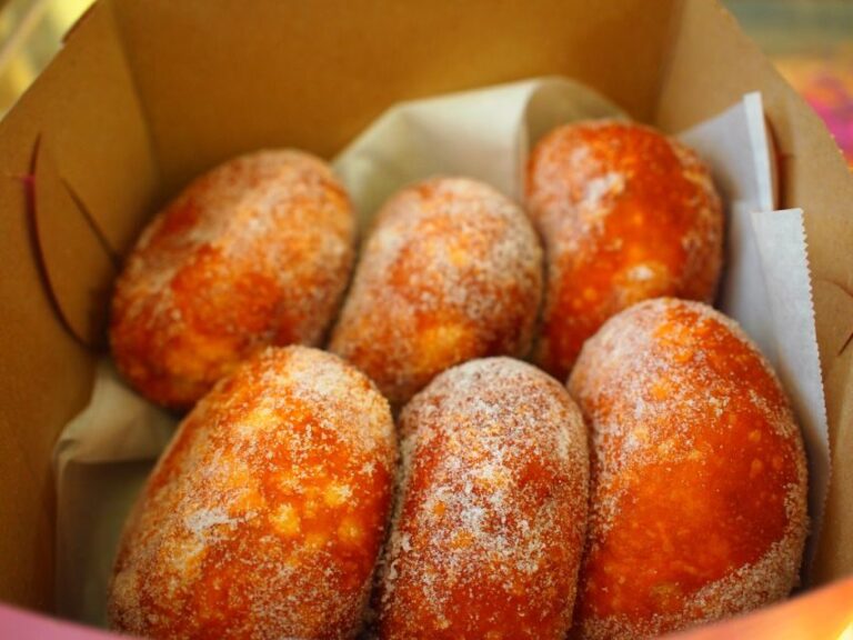 Oahu: Diamond Head Sunrise Hike with Acai Bowl and Malasada - Tasting Local Flavors: Acai Bowls and Malasadas