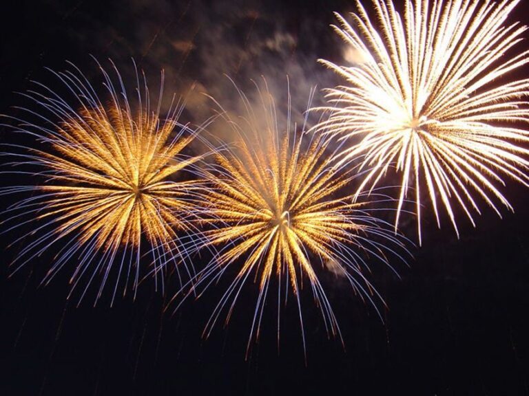 Oahu: Friday Night Fireworks Sail from Hilton Hawaiian Pier - Is It Worth the Price?