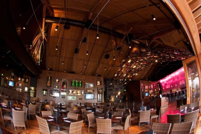 Oahu: Hard Rock Cafe Honolulu - Visiting the Hard Rock Cafe Honolulu: What to Expect