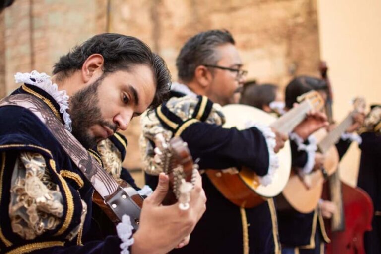 Private serenade in Guanajuato with the musical group "La Estudiantina" - The Sum Up