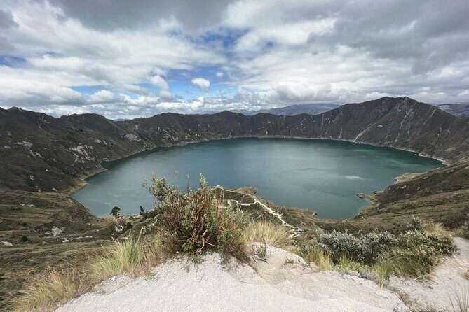 Private tour at Cotopaxi and Quilotoa one day include paint class