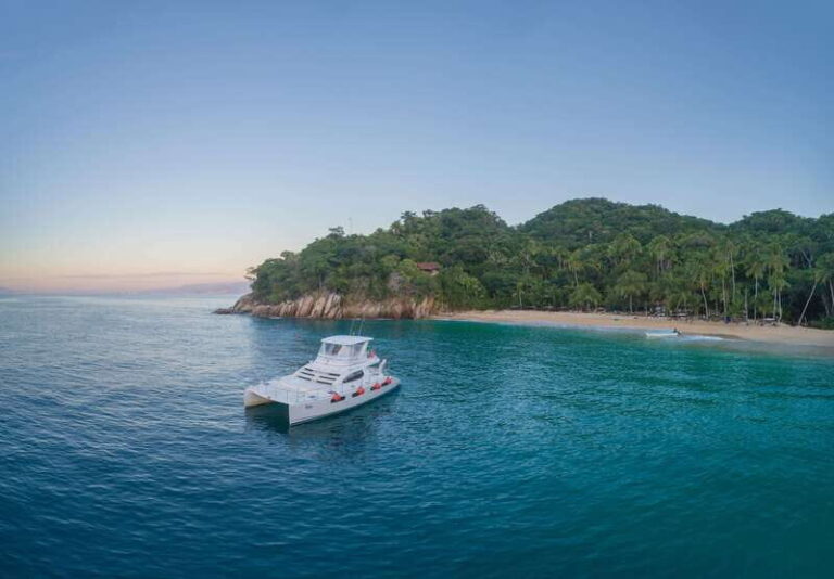 Puerto Vallarta: Luxury Yacht Tour with Lunch and Open Bar - What You Can Expect