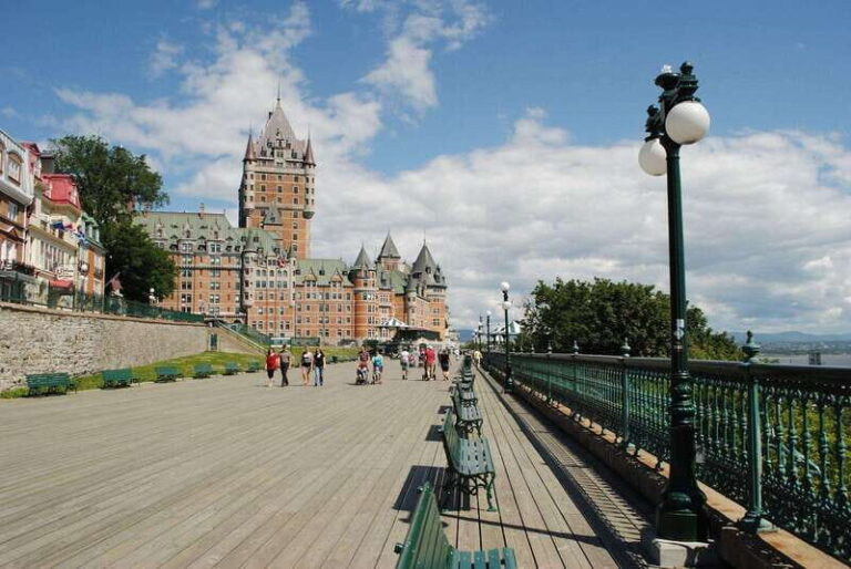 Québec Private Walking Tour - Art, Architecture, and Living History