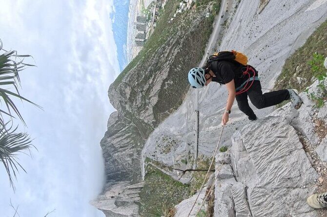 Rappels in Pico Licos with certified guides - The Experience’s Value and Cost