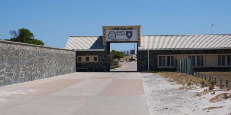 Robben Island, Kirstenbosch and Groot Constantia Tour - Kirstenbosch Botanical Gardens: A Blooming Sanctuary