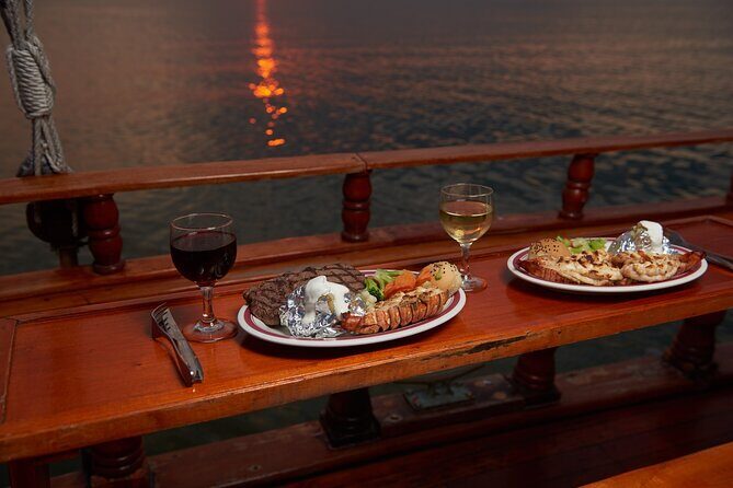 Romantic Dinner Touring the Nichupté Lagoon in Galeón - Live Music and Atmosphere