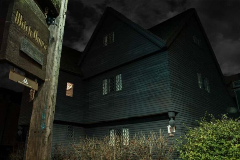 Salem: Boos and Brews Haunted Pub Crawl - What You Can Expect