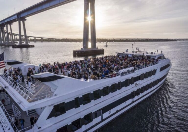 San Diego: Christmas Day Buffet Brunch or Dinner Cruise - The Food: Chef-Prepared and Buffet-Style