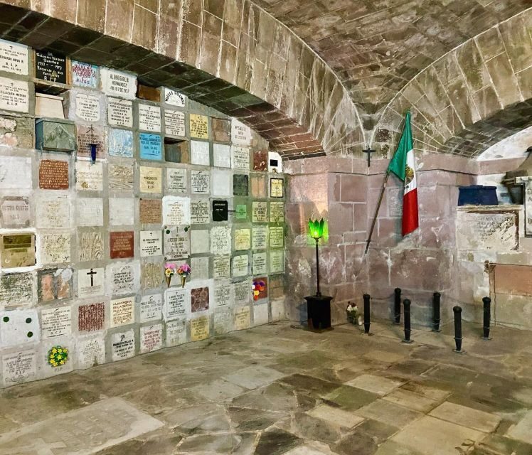 San Miguel de Allende: Day of the Dead Walking Tour & Drink - Visiting the Parroquia de San Miguel Arcángel