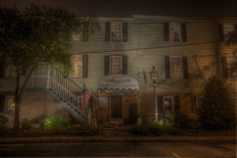 Savannah: Adults-Only Dead of Night Walking Tour - Authenticity and Guide Expertise