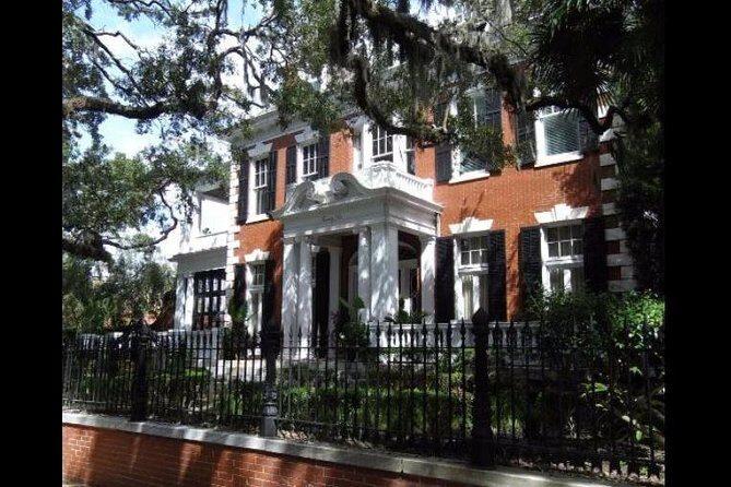 Savannah Stroll: Guided Sightseeing & History Walking Tour of Savannah - Who Should Consider This Tour?